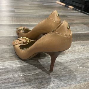 Guess tan heels